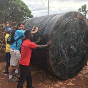 Mise en place tank à eau – Gitega – Avril 2018