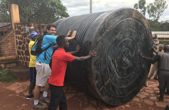 Mise en place tank à eau – Gitega – Avril 2018