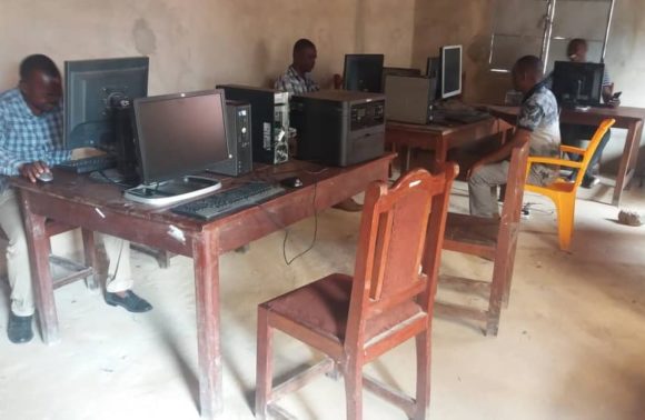 Don d’ordinateurs Centre de jeunes pour la paix, Uvira – RD Congo – 2021