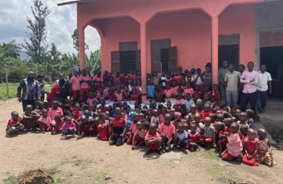 Don de kits d&rsquo;éducation école Kisinga – Ouganda – 2022